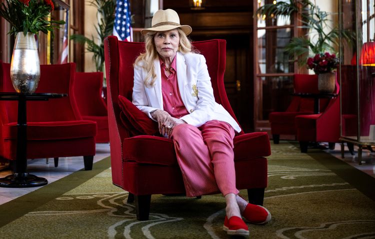 L'actrice américaine Faye Dunaway pose pour les photographes dans le hall de l'hôtel Le Royal lors de la 52e édition du Festival du cinéma américain de Deauville, le 8 septembre 2026. (GUILLAUME SALIGOT / AFP)