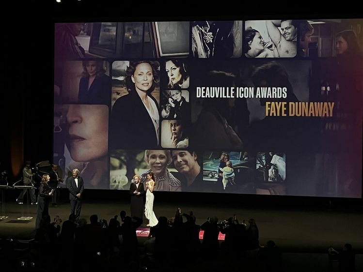 Faye Dunaway et Nicola Peltz Beckham lors de la cérémonie de remise du Deauville Icon Award à Faye Dunaway, le 8 septembre 2026. (LAURENCE HOUOT / FRANCEINFO CULTURE)