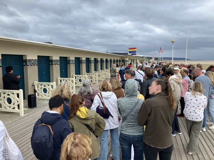 À Deauville, les fans attendent l'inauguration de la cabine de plage Faye Dunaway, le 8 septembre 2026. (LAURENCE HOUOT / FRANCEINFO CULTURE)