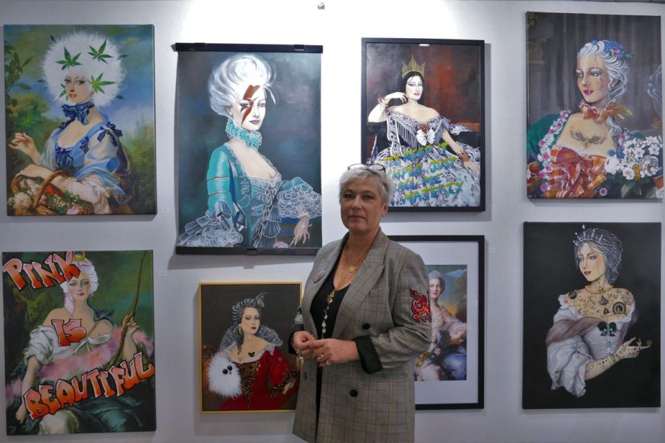 Aline Petit de Trouville-sur-Mer entourée de ses marquises.