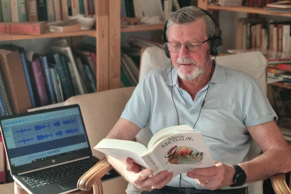 Jean-Luc Gioanni en plein enregistrement d’un livre pour la Bibliothèque sonore à destination des personnes malvoyantes ou soufrant d’un trouble d’apprentissage de la lecture.