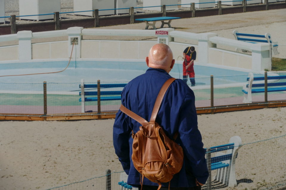 Son travail sur le littoral français est exposé sur la plage.
